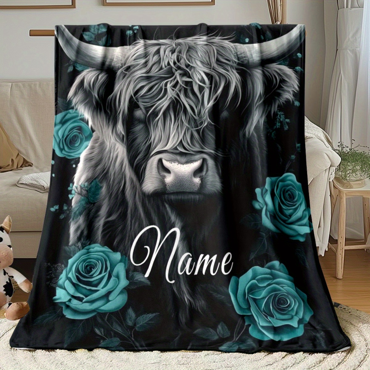 Highland Home Textiles - ผ้าห่มลายวัวไฮแลนด์สีดำและสีเขียวอมฟ้า ดีไซน์ดอกกุหลาบ ผ้าฟลีซนุ่ม สั่งทำชื่อได้ ศิลปะสัตว์เลี้ยงในฟาร์ม ของตกแต่งบ้าน