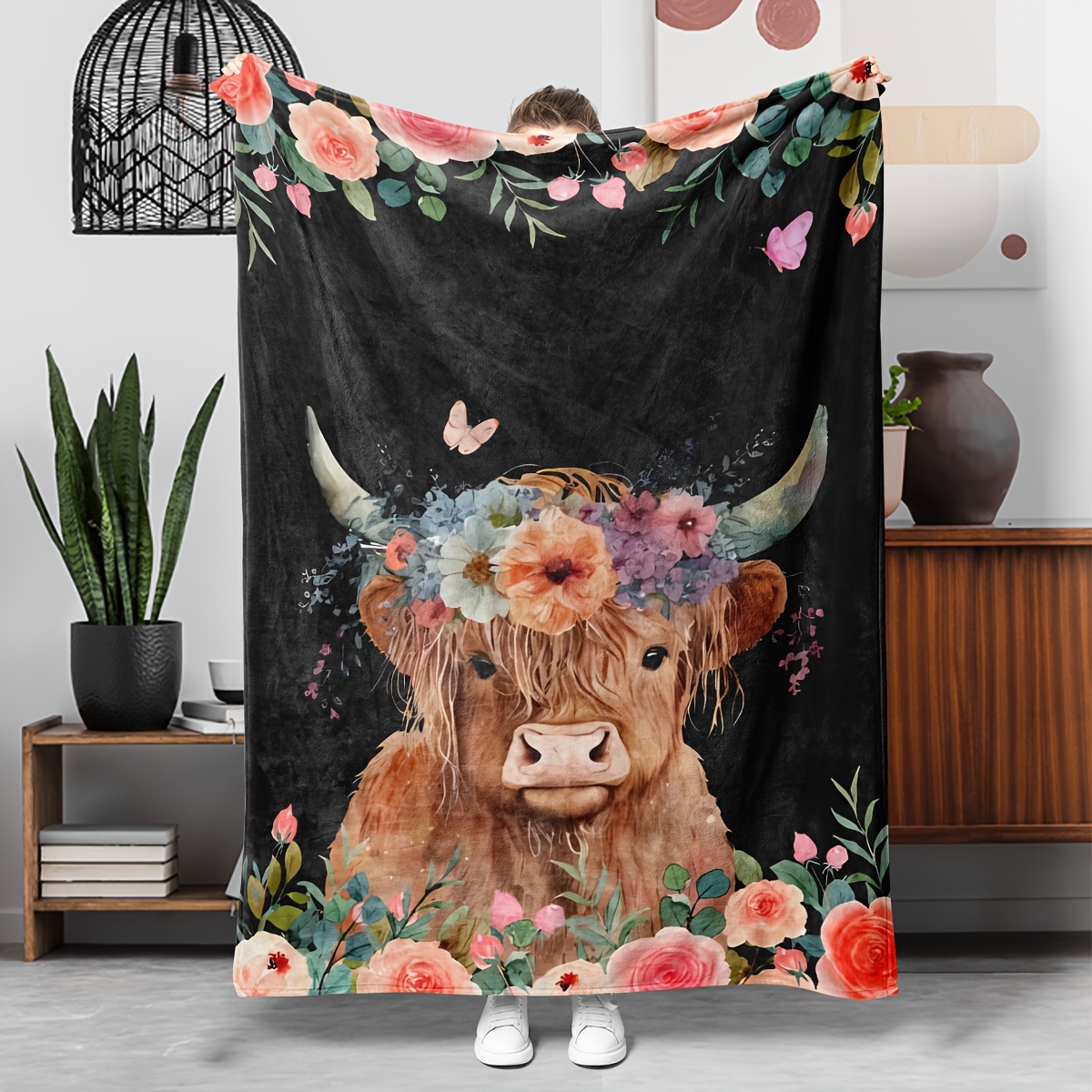 Highland Home Textiles - ผ้าห่มสักหลาด: วัวไฮแลนด์น่ารักพร้อมดอกไม้ เหมาะสําหรับการอ่านหนังสือในฤดูหนาว ท่องเที่ยว หรือเป็นเตียงอุ่นของสัตว์เลี้ยง