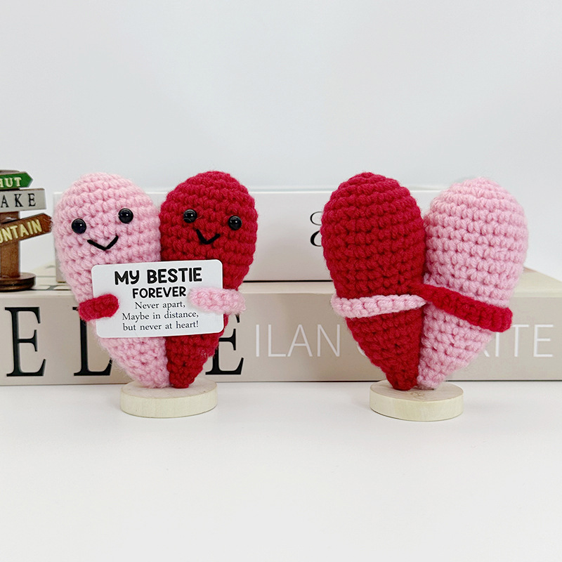 Home Textiles Europe - ตุ๊กตาถักโครเชต์รูปหัวใจกอดน่ารัก ของตกแต่งบ้าน ห้อง งานถักมือรูปหัวใจ ของขวัญสำหรับตกแต่งโต๊ะทำงาน